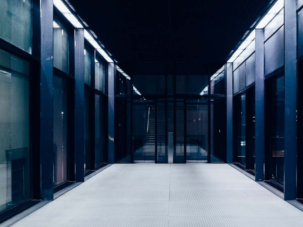 Een gang in een modern datacenter, tussen serverkasten met glazen deuren