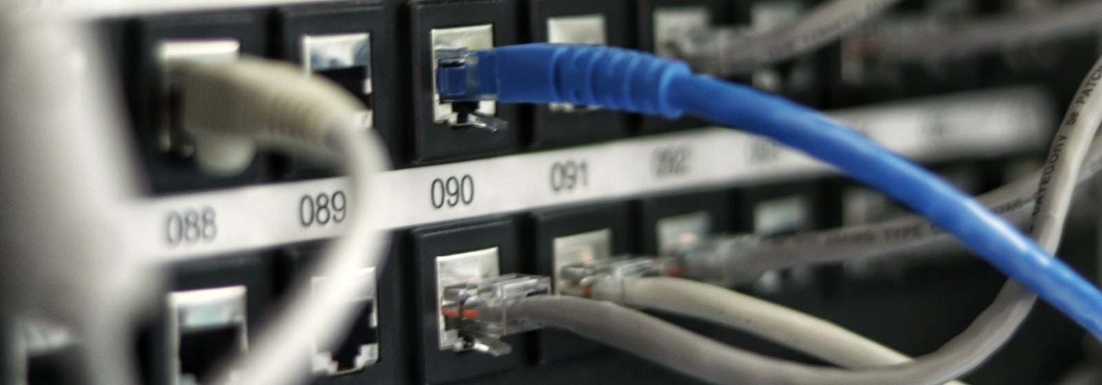 Netwerkkabels in een gelabeld patchpaneel
